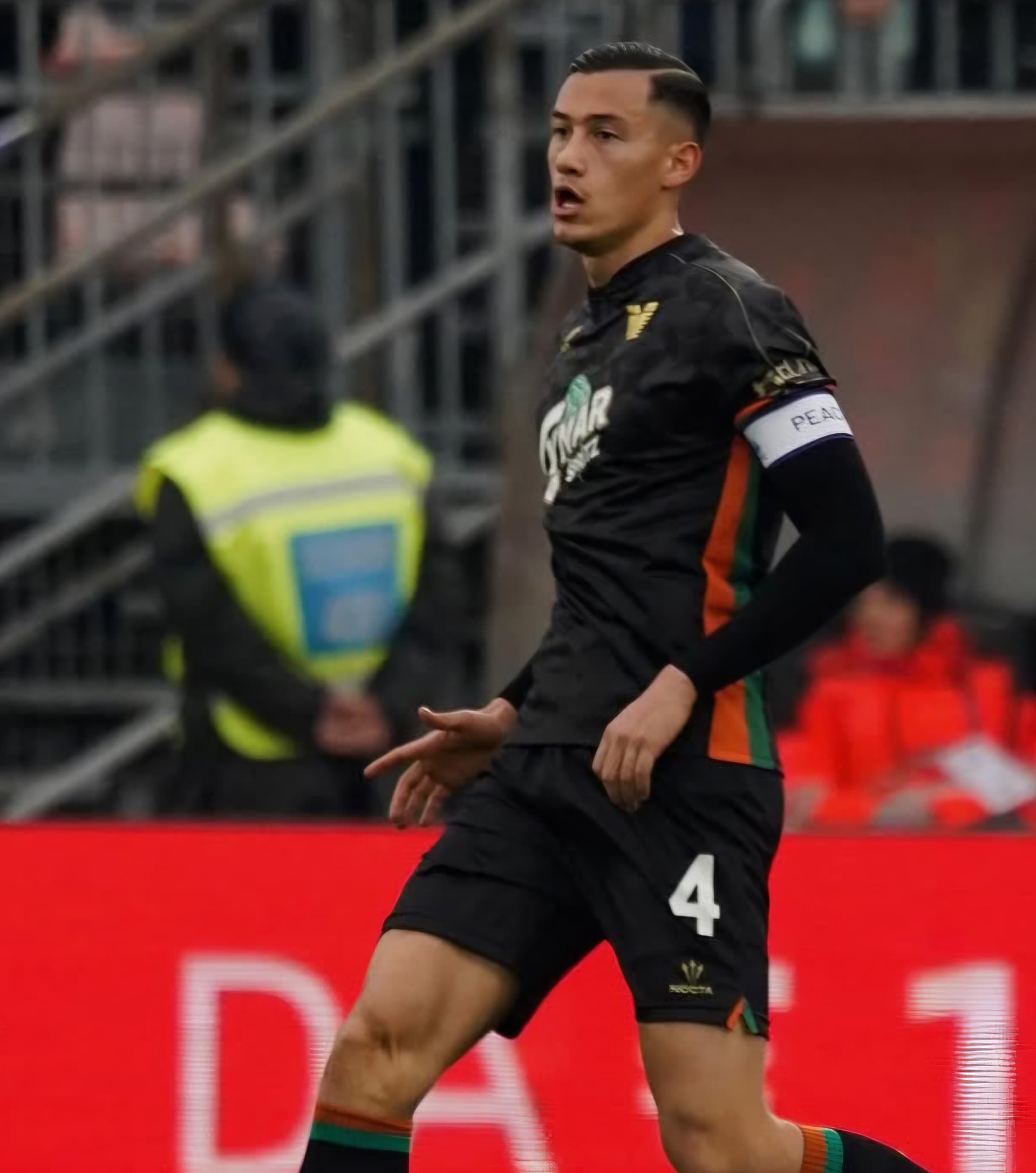 Kapten Venezia Jay Idzes yang juga pemain Timnas Indonesia.