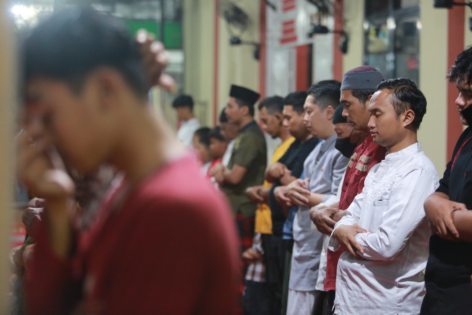 SEMBAHYANG: Aktivitas ibadah sejumlah umat Islam di Kota Madiun beberapa waktu lalu. FOTO:&nbsp;BAGAS BIMANTARA/JAWA POS RADAR MADIUN
