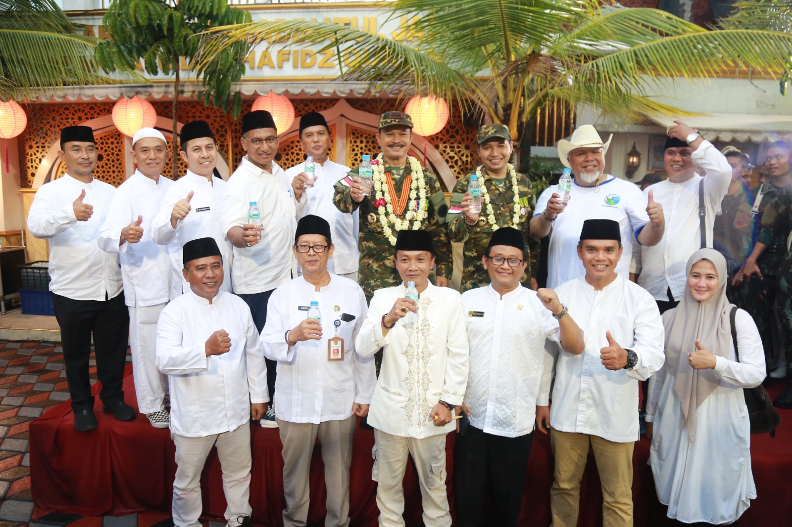 Wali Kota Maidi dan Wawali F Bagus Panuntun beserta jajaran menunjukkan AMDK Ngrowo AE. FOTO: BAGAS BIMANTARA / JAWA POS RADAR MADIUN