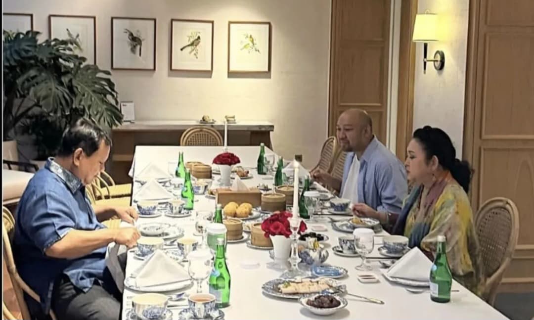 Presiden Prabowo bukber dengan anak dan istrinya.