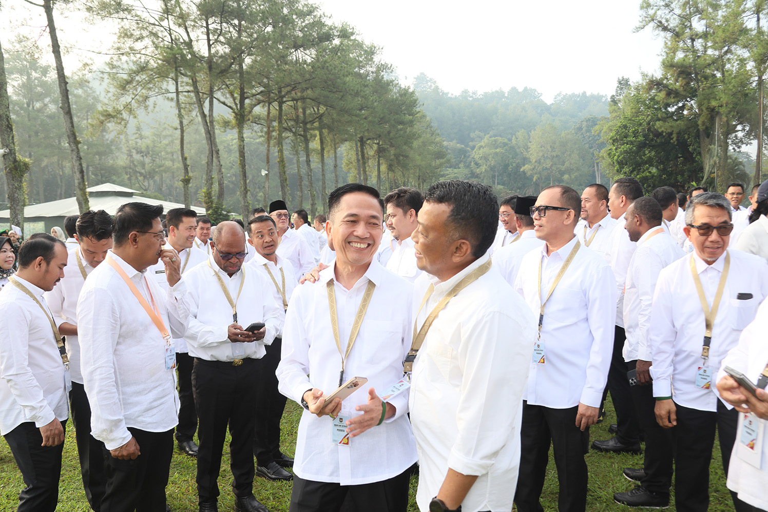 CARI KONEKSI: Bupati Ponorogo Sugiri Sancoko gencar menjalin komunikasi dengan kepala daerah lainnya selama retreat di Akmil Magelang.