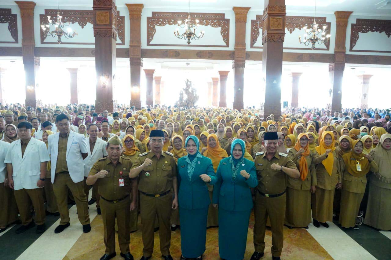 APEL: Bupati Madiun Hari Wuryanto bersama Wabup Purnomo Hadi saat apel besar ASN dan kades.