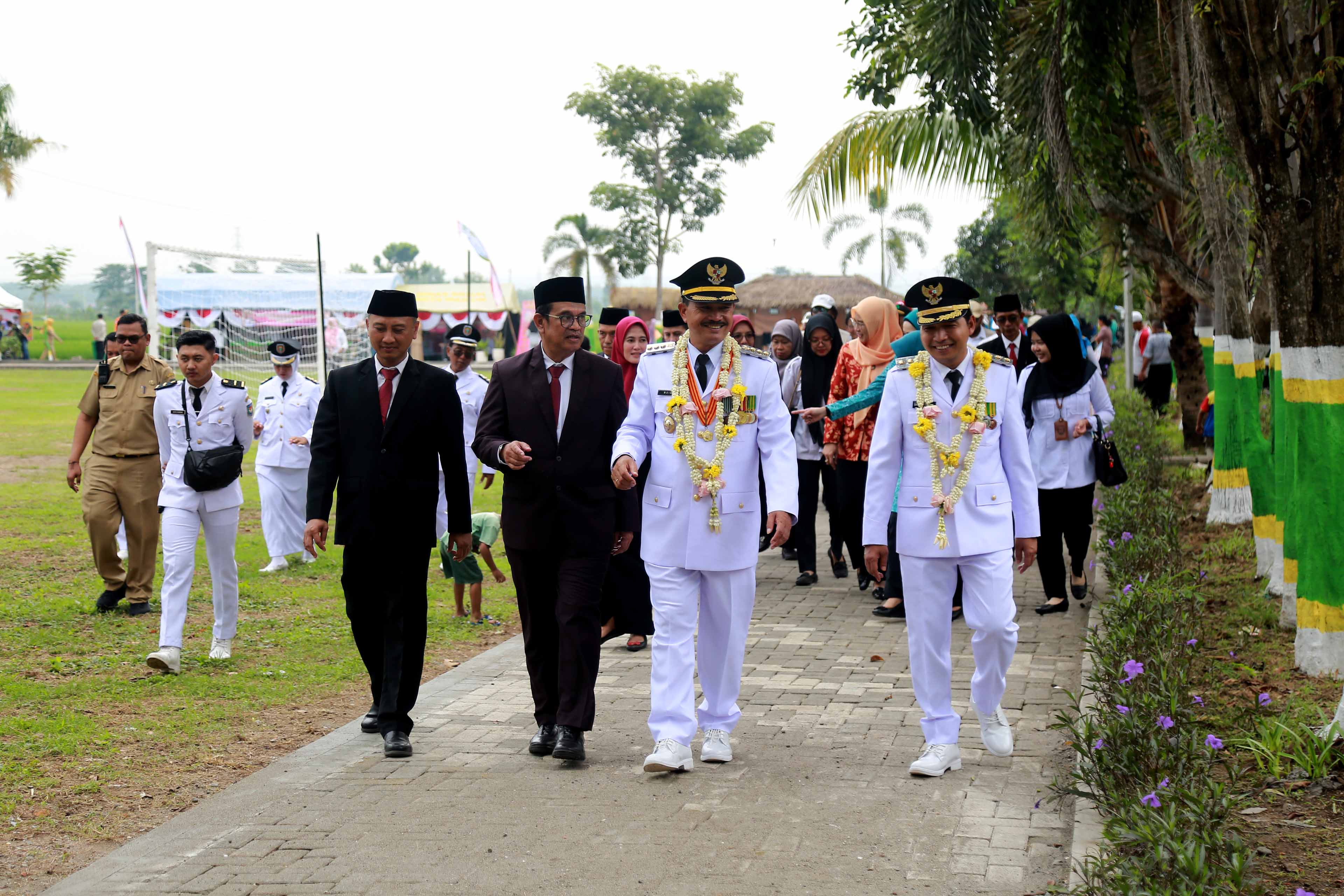 100 HARI KERJA: Wali Kota Madiun Maidi dan Wawali Bagus Panuntun usai membuka Lapak Ramadan.