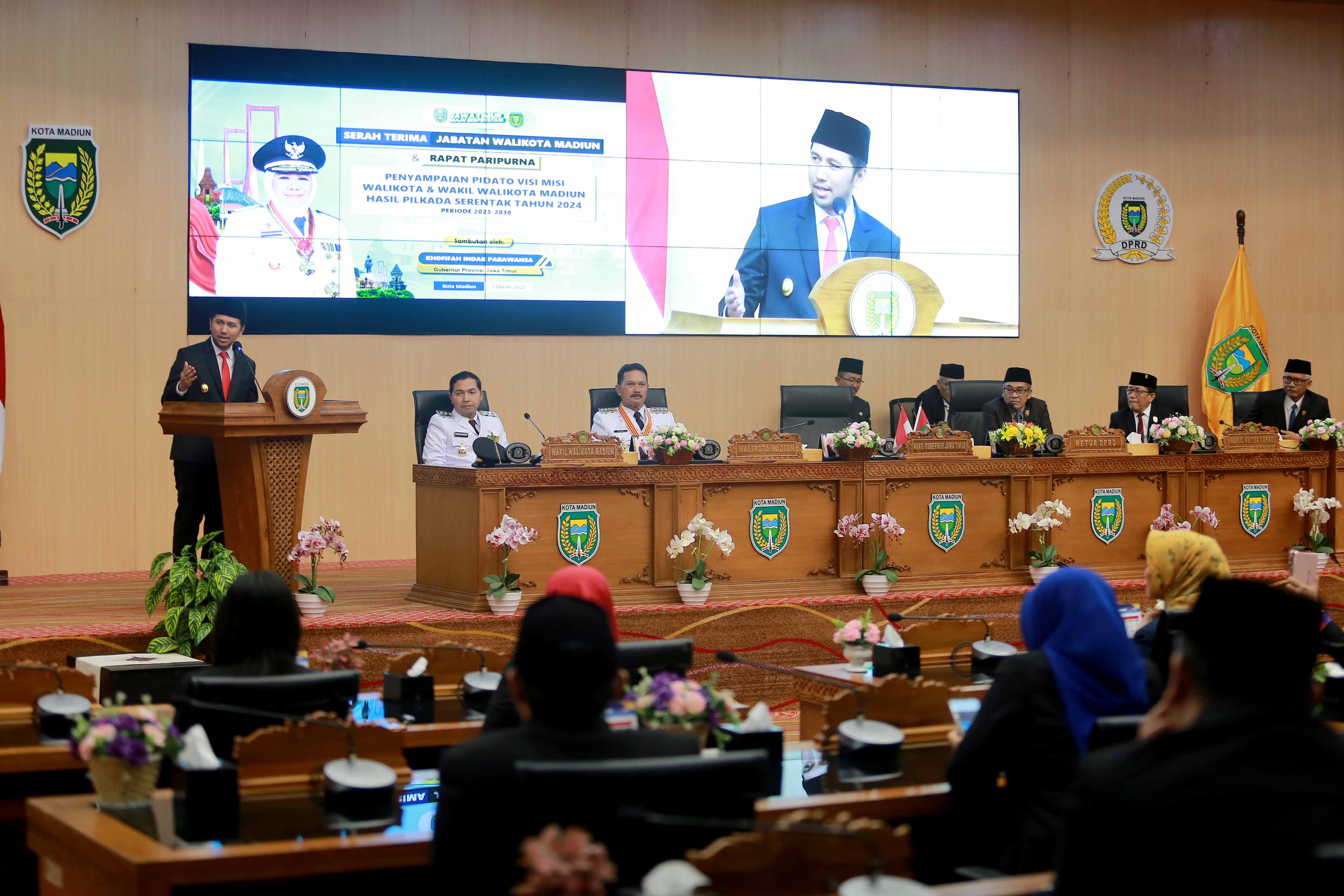 Wagub Jatim Emil Dardak memberi paparan saat paripurna di DPRD Kota Madiun.