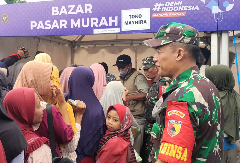 Ilustrasi Foto : Warga Ngawi berdesakan antre dalam gelaran bazar pasar murah yang digelar beberapa waktu lalu.&nbsp;