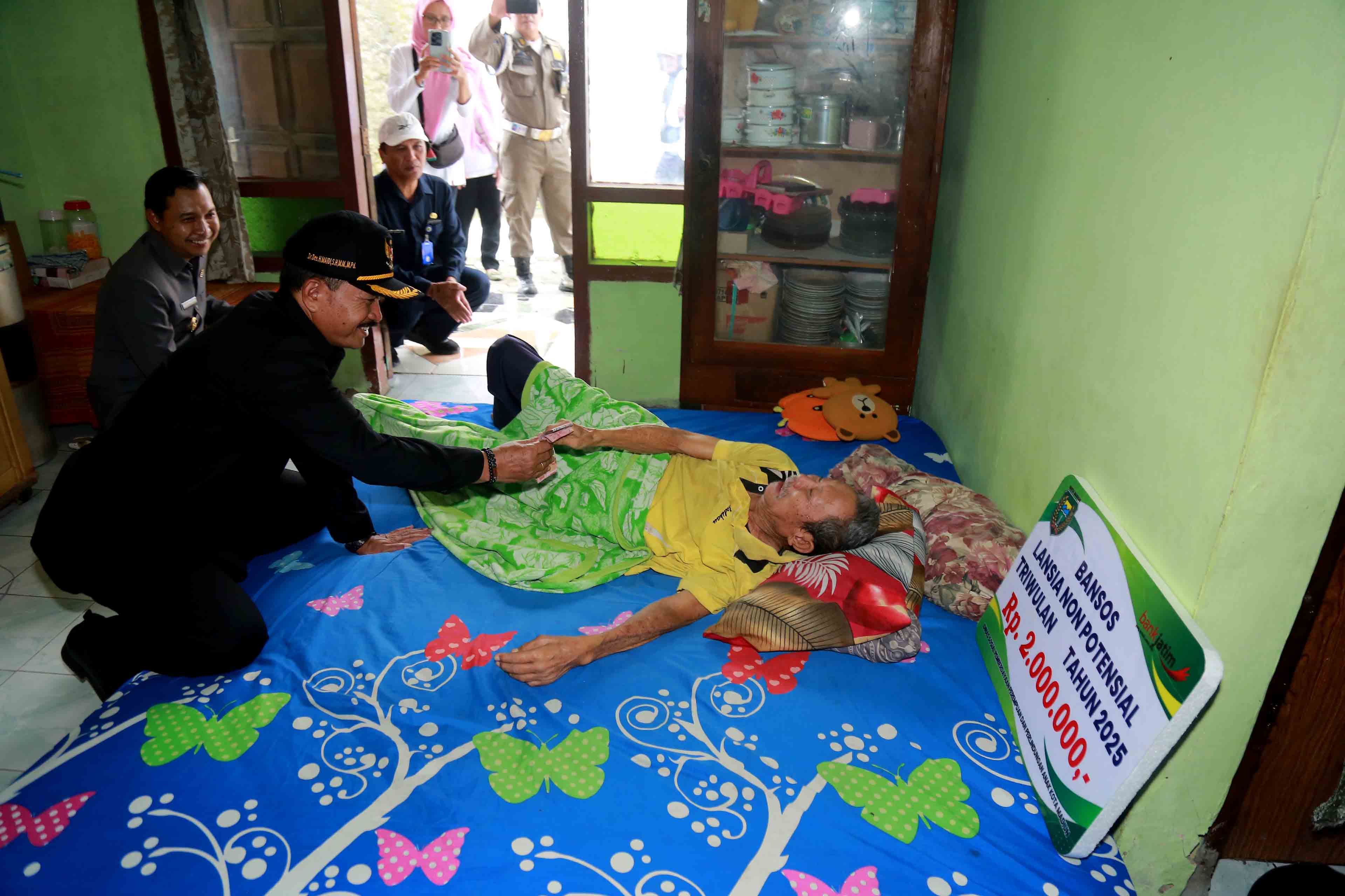 TURUN LANGSUNG: Wali Kota Madiun Maidi blusukan dari rumah ke rumah menyambangi lansia ngebrok dan warga kurang mampu di Kelurahan Kanigoro, Selasa 4 Maret 2025.