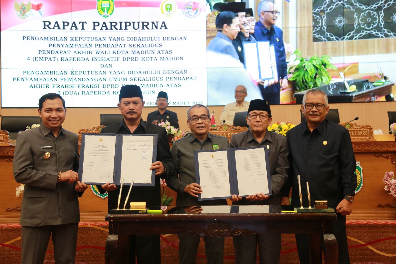 SAH: Pimpinan dewan dengan wali kota menandatangani dokumen persetujuan pengesahan enam raperda dalam rapat paripurna di gedung DPRD Kota Madiun, 4 Maret 2025.