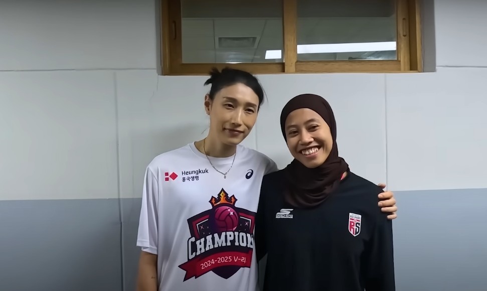 Momen hangat antara Megawati Hangestri dan Kim Yeon Koung, usai laga Red Sparks vs Pink Spiders, dalam lanjutan Liga Voli Korea, akhir pekan lalu.