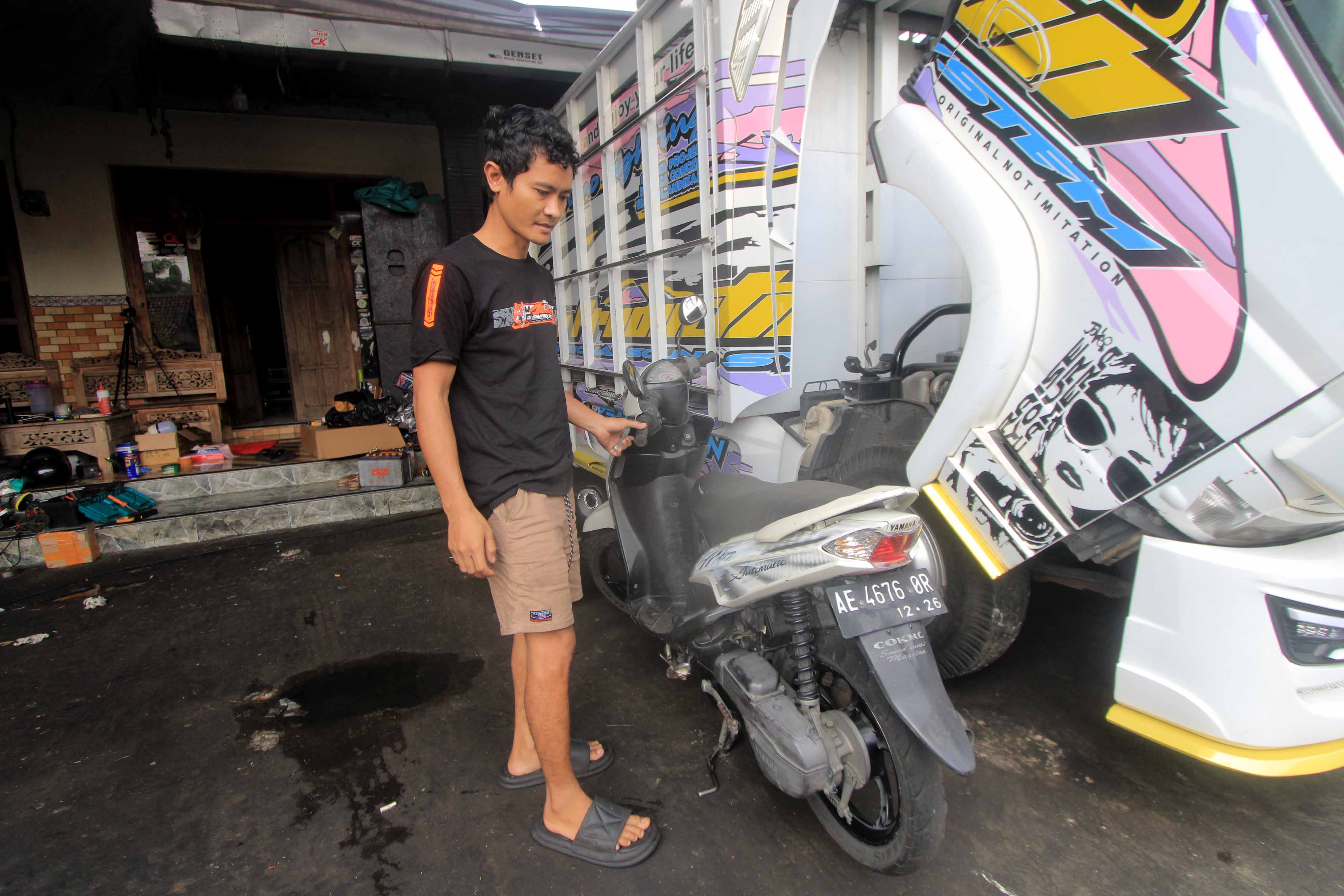 BERKAH RAMADAN: Febrian menunjukkan Yamaha Mio miliknya yang&nbsp;hilang sejak 2023 lalu. Ia menemukan kembali motor kesayangan itu saat&nbsp;ngabuburit.