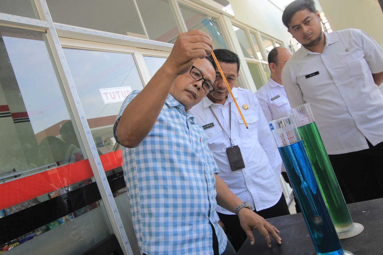 DITES: Proses pengujian di SPBU Klagen Gambiran, Maospati, untuk menyelidiki dugaan praktik pengoplosan BBM, Rabu 5 Maret 2025.