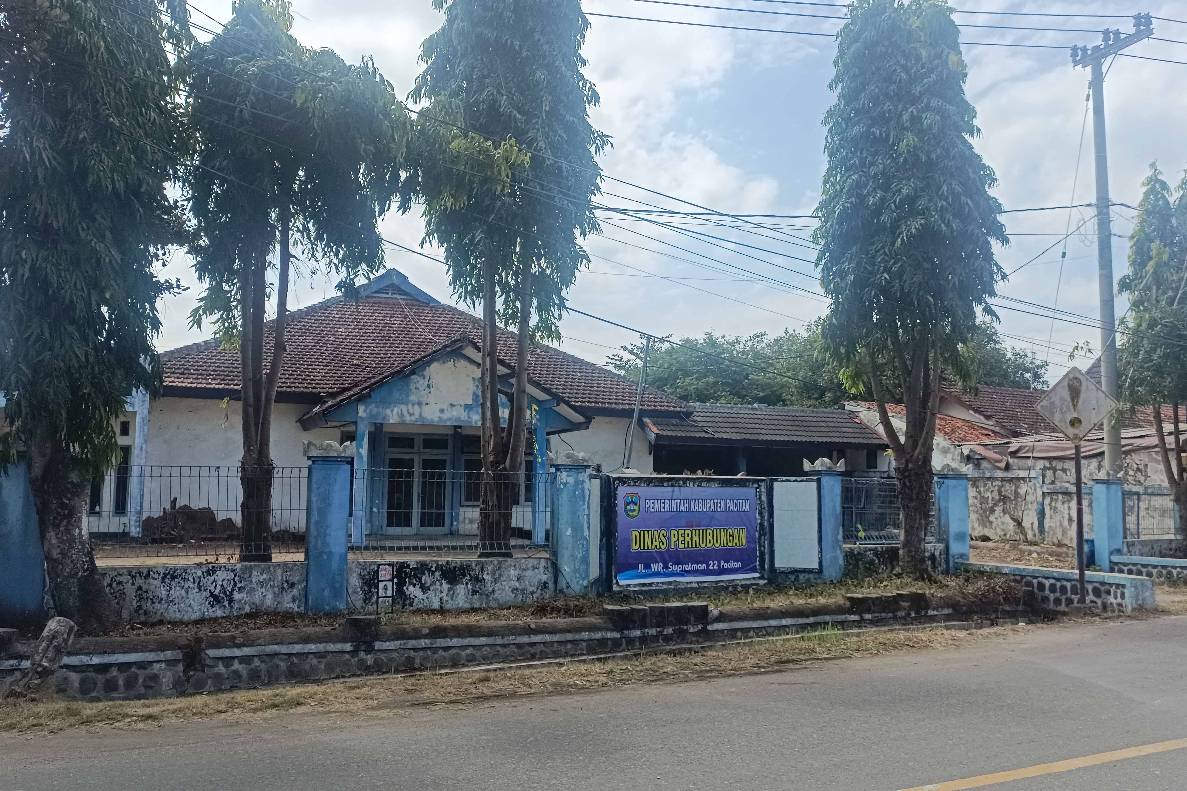 MASIH NUMPANG: Kantor Dishub Pacitan lama yang batal direnovasi.