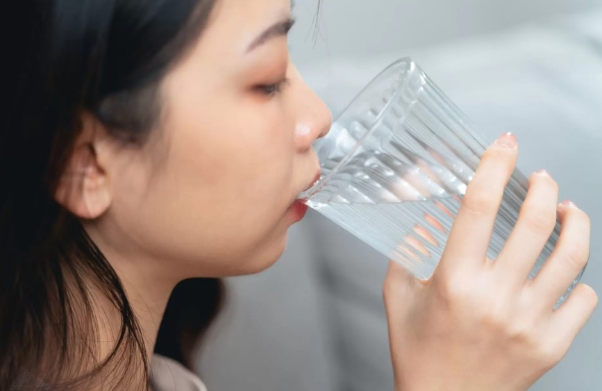 Ilustrasi minum air putih
