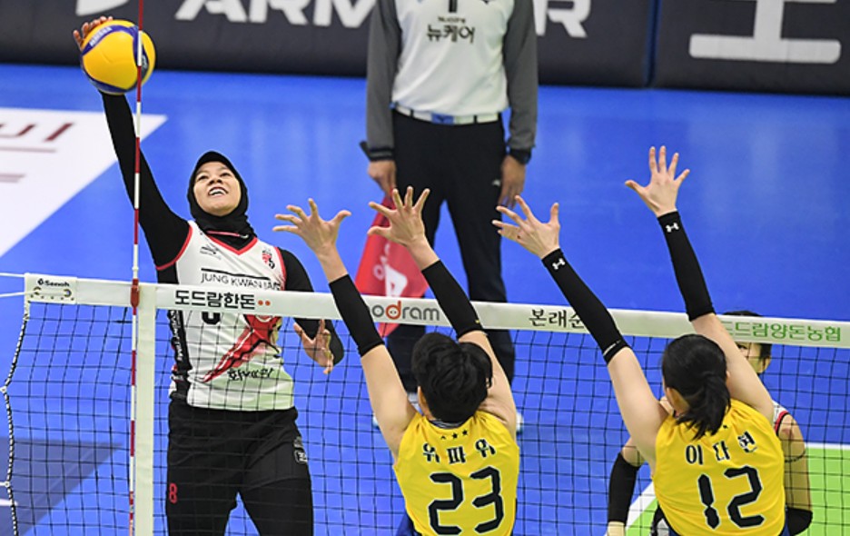 Aksi dua pemain kuota Asia di Liga Voli Korea, yakni Megawati (Red Sparks) dan Wipawee (Hyundai Hillstate, nomor 23), musim 2024/2025 lalu. (NAVER)