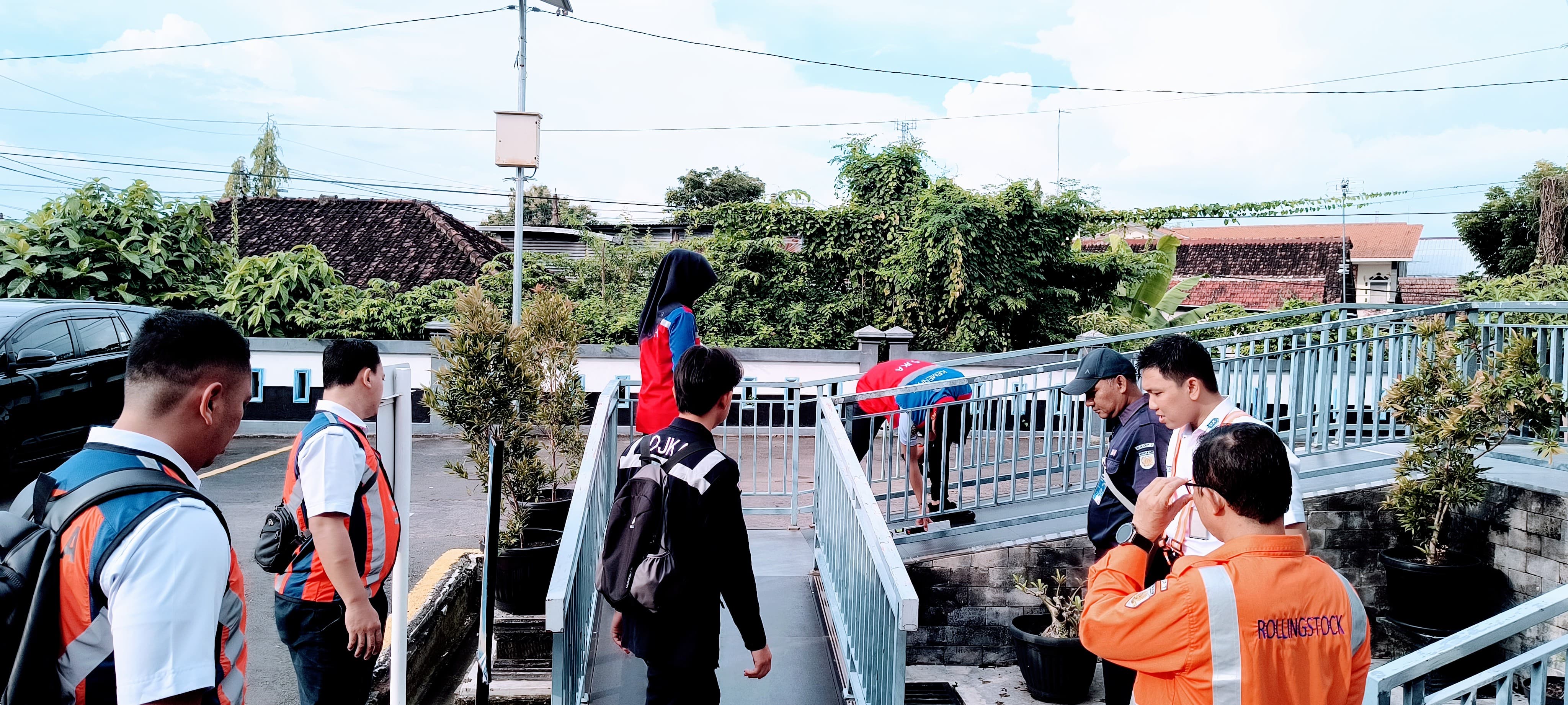 JELANG MASA ANGKUTAN LEBARAN: Petugas BTP Kelas I Surabaya melakukan ramp check di beberapa stasiun Daop 7 Madiun beberapa hari lalu.