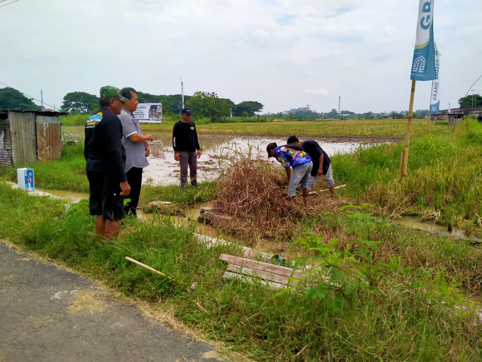 Warga memasang patoh di tanah miliknya yang diklaim sebagai aset Pemkot Madiun.