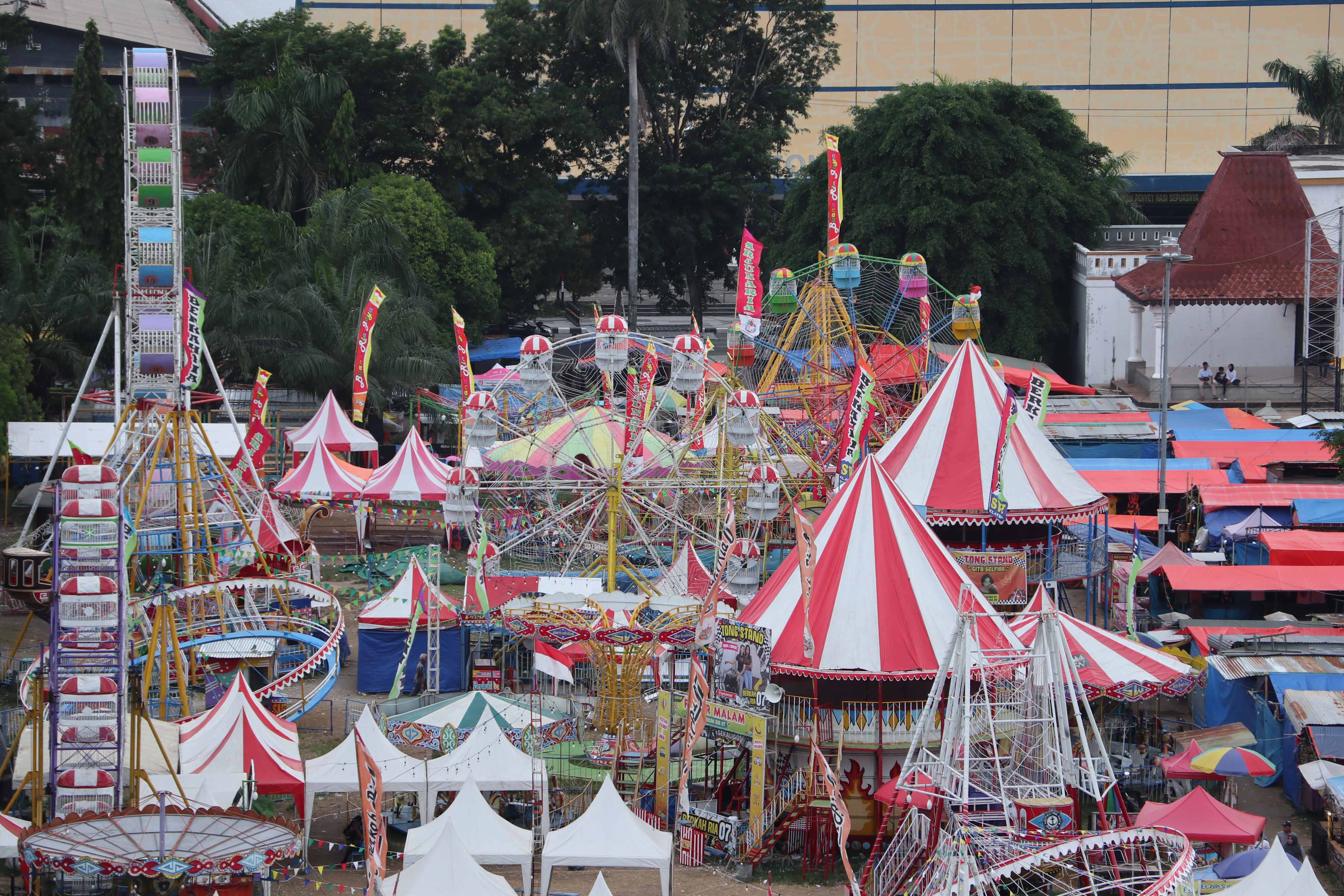 TRADISI : Ratusan pedagang dan pengusaha wahana hiburan mraup rupiah di Pasar Malam Alun-alun Ponorogo saat Ramadan dan lebaran setiap tahunnya.