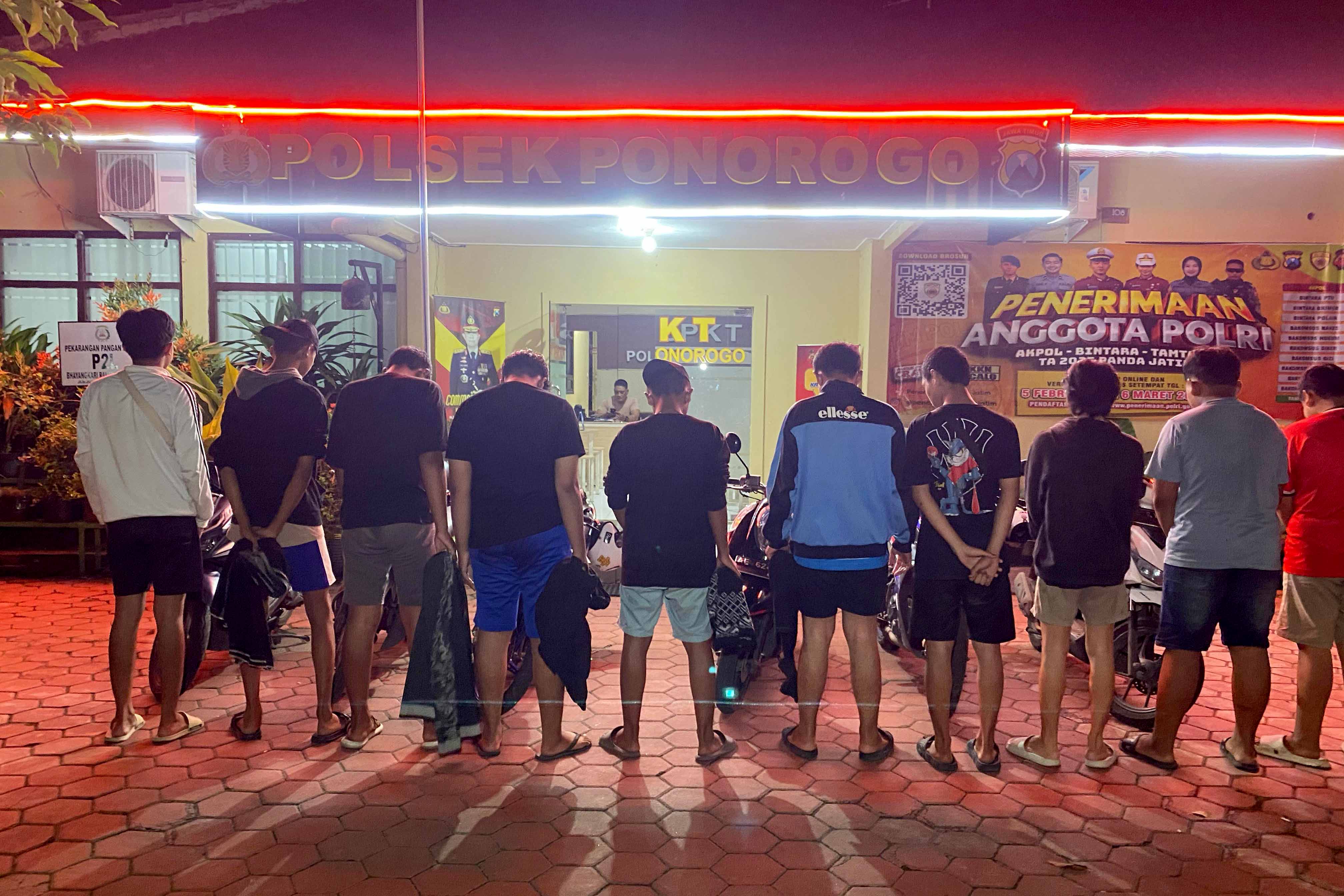 EFEK JERA: Polsek Ponorogo mengamankan 11 remaja yang diduga hendak menggelar aksi perang sarung, Rabu dini hari (5 Maret 2025)