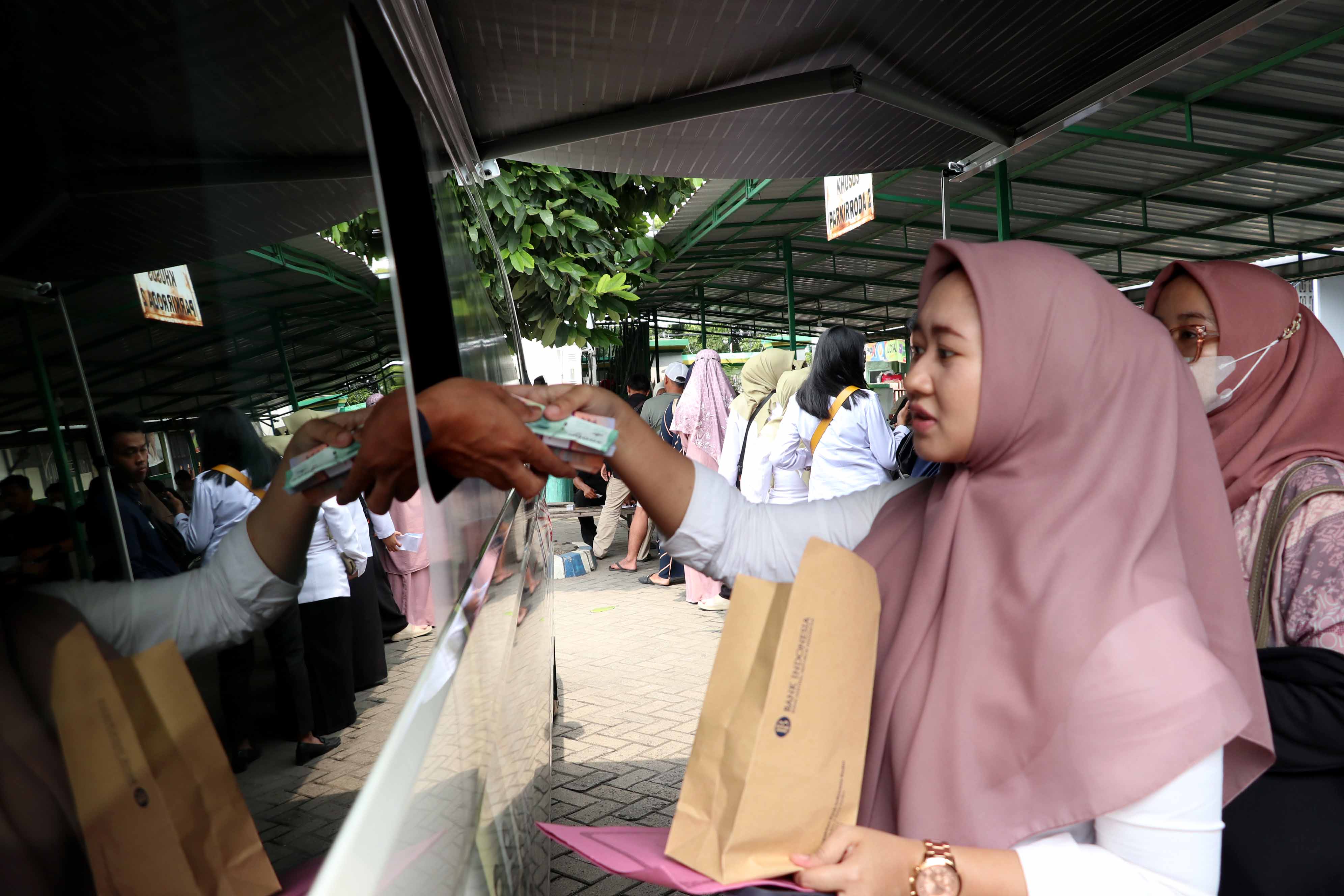 PERSIAPAN LEBARAN : Ratusan warga antre menukarkan uang baru dan layak edar di layanan kas keliling BI, Rabu 5 Maret 2025.