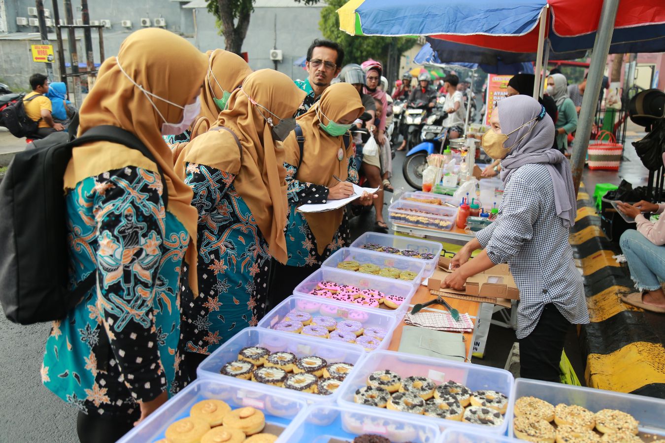 SIDAK: Tim dari Dinkes-PPKB Kota Madiun melakukan pengawasan sekaligus pemeriksaan makanan dan minuman takjil yang dijual pedagang di Jalan Taman Praja, Kamis 6 Maret 2025.