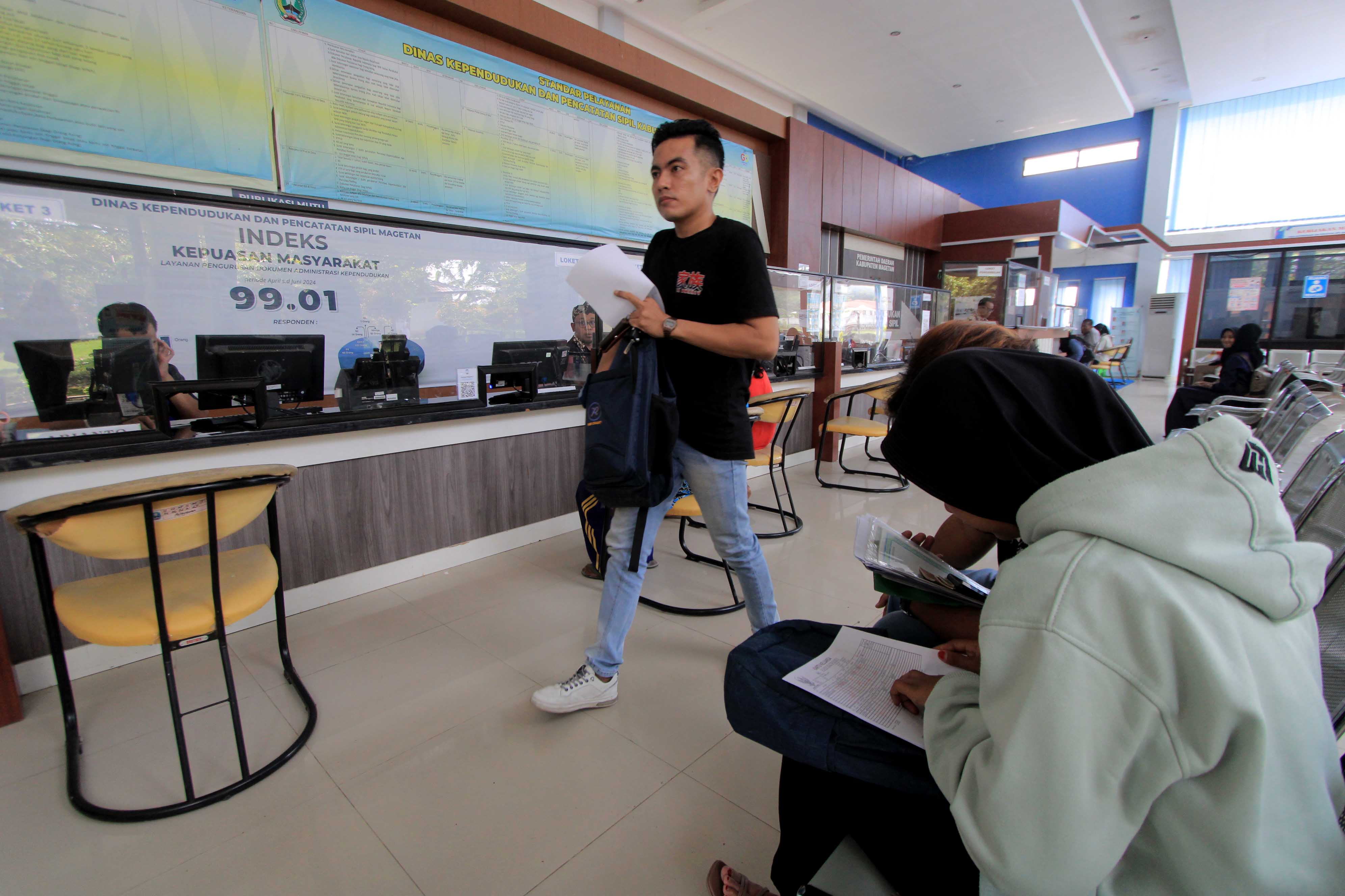 PEMOHON: Warga mengurus dokumen kependudukan di Kantor Disdukcapil Magetan,&nbsp;Kamis&nbsp;&nbsp;6 Maret 2025.