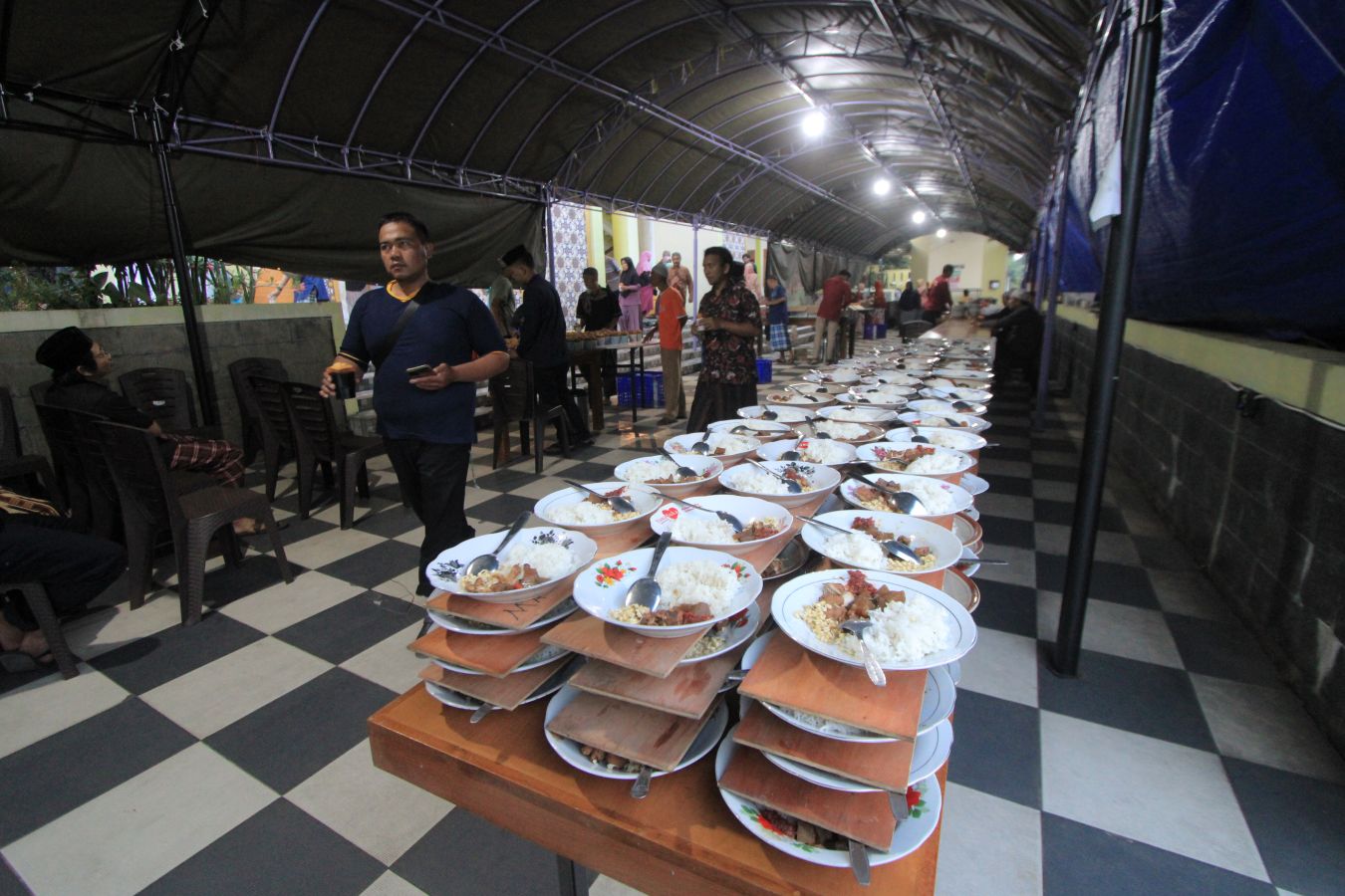 UNTUK JEMAAH: Masjid Agung Baitussalam membagikan ratusan porsi takjil tiap hari selama Ramadan.