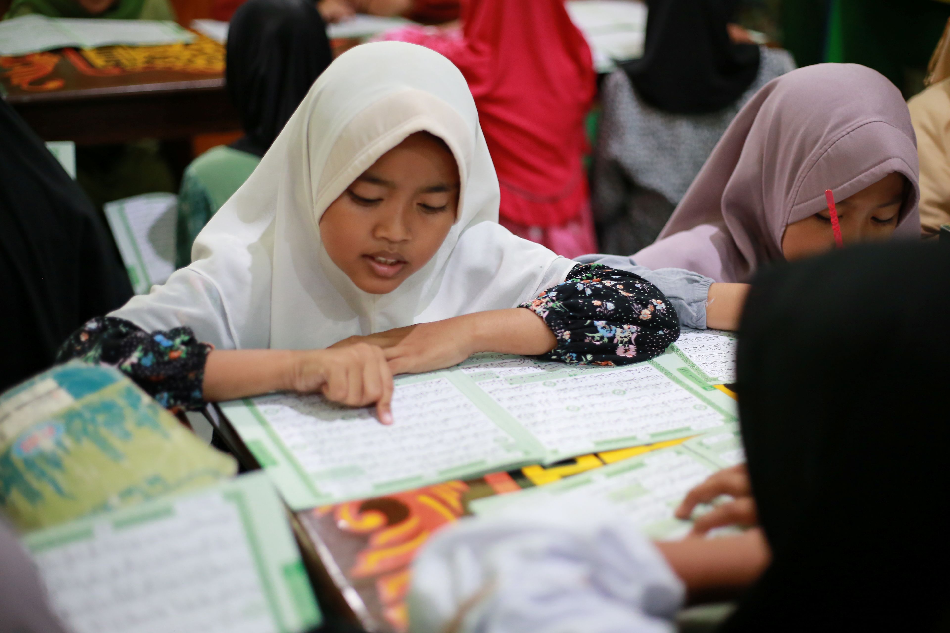 PENDIDIKAN AGAMA: Siswa SDN Nambangan Lor 01 mengikuti kegiatan khataman Alquran di sekolah mereka, Kamis 6 Maret 2025.
