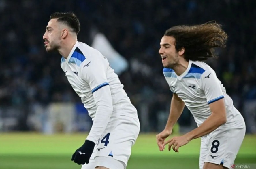 Para pemain Lazio melakukan selebrasi.
