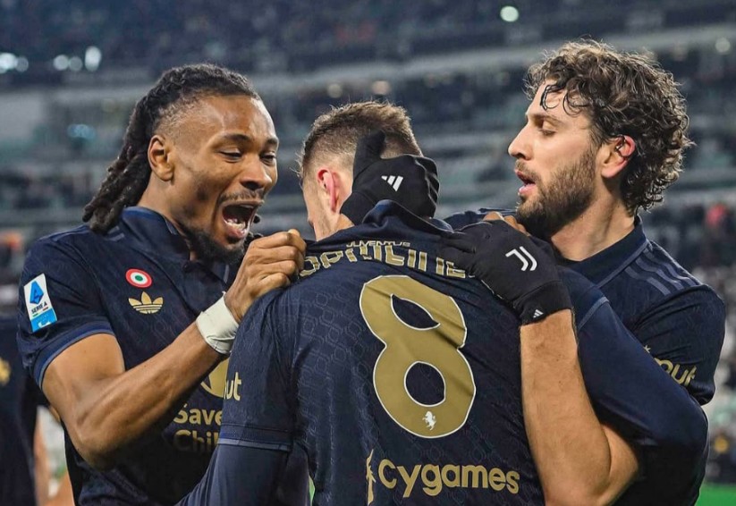 Para pemain Juventus merayakan gol.