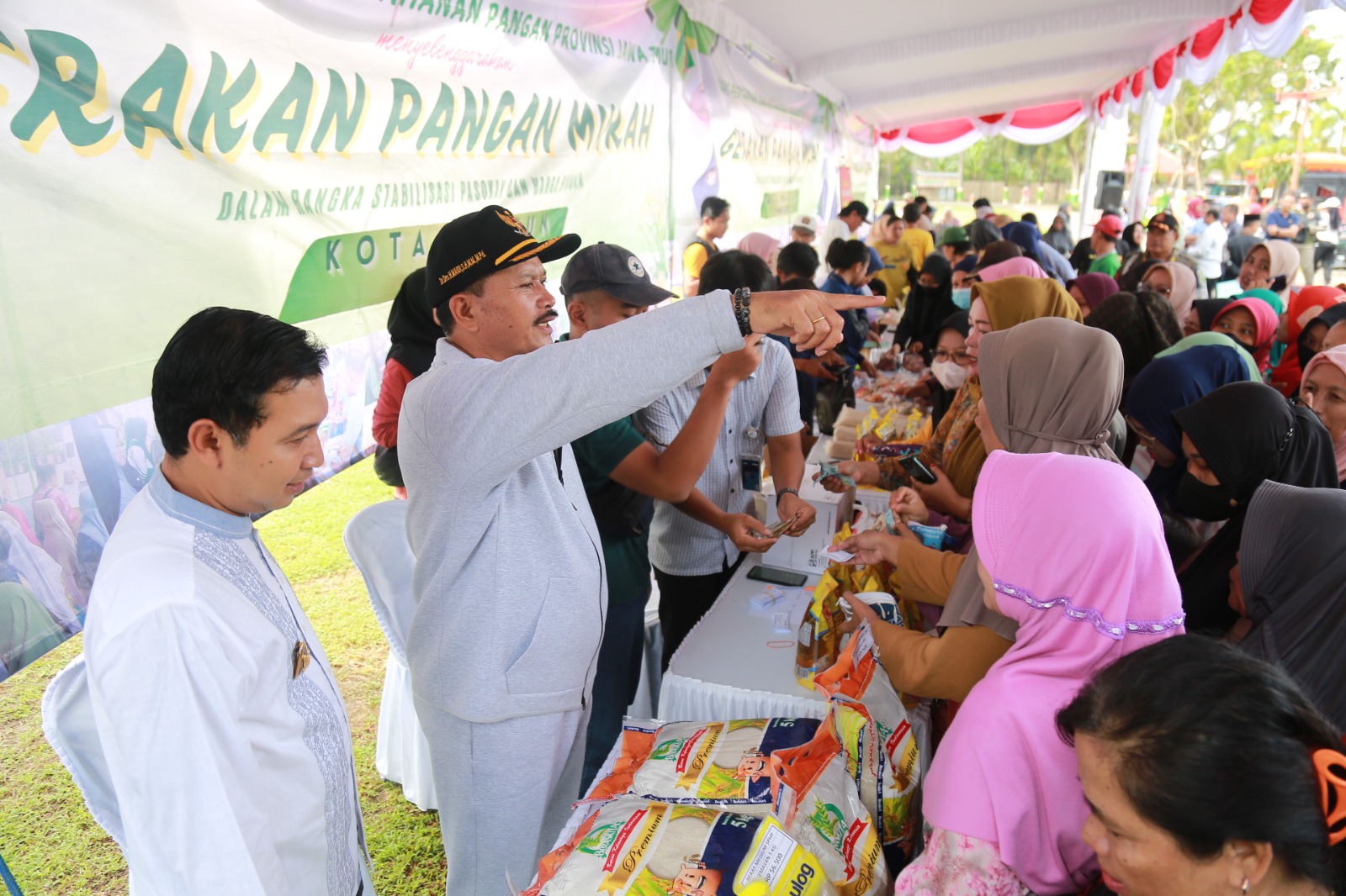 BERJUBEL: Wali Kota Madiun Maidi saat meninjau pelaksanaan Gerakan Pangan Murah di Lapangan Kanigoro, kemarin (7/3). FOTO: BAGAS BIMANTARA/RADAR MADIUN