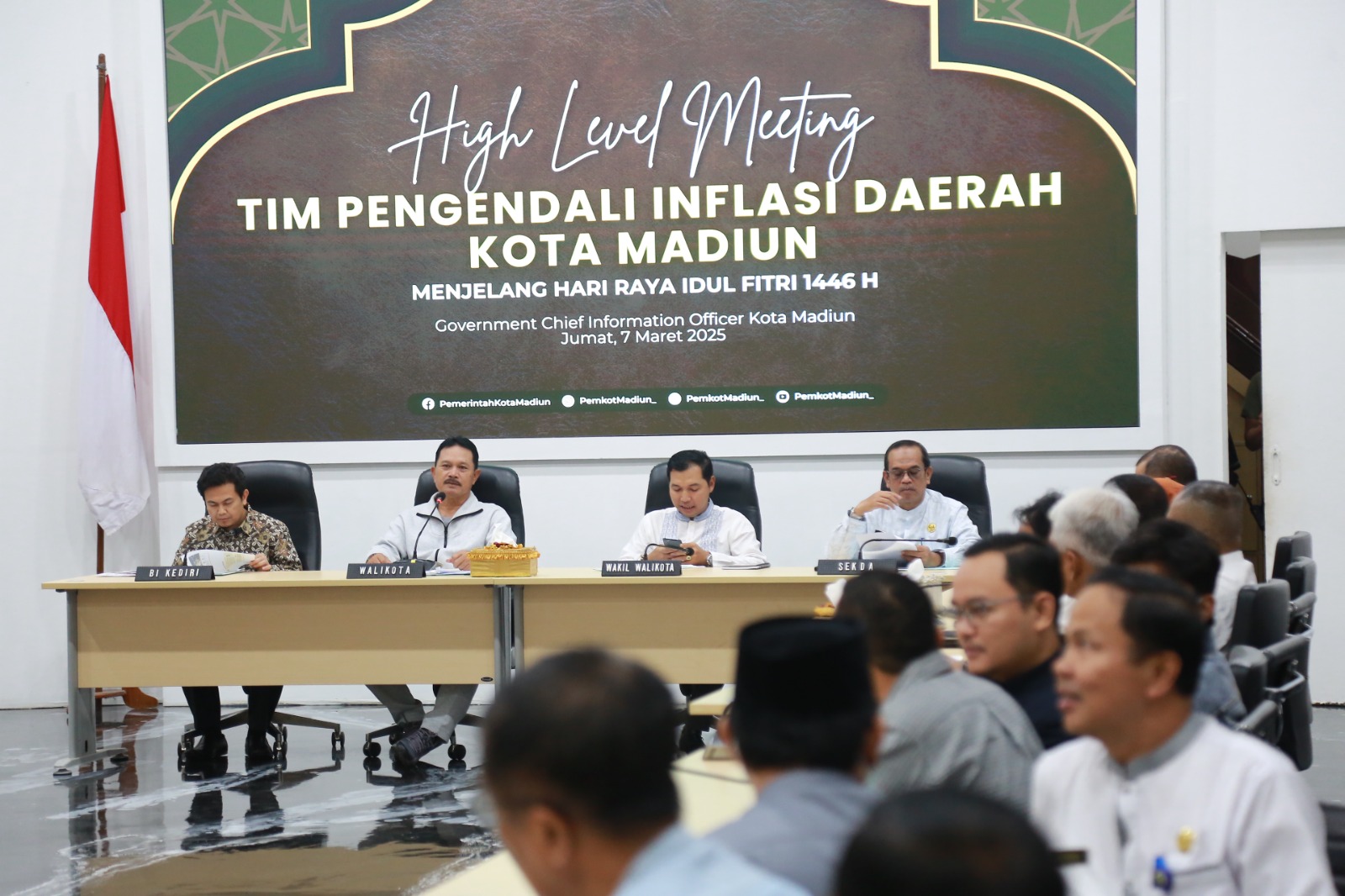 TEKAN INFLASI: Maidi memimpin jalannya High Level Meeting TPID di GCIO Diskominfo Kota Madiun, kemarin (7/3). FOTO: BAGAS BIMANTARA/RADAR MADIUN