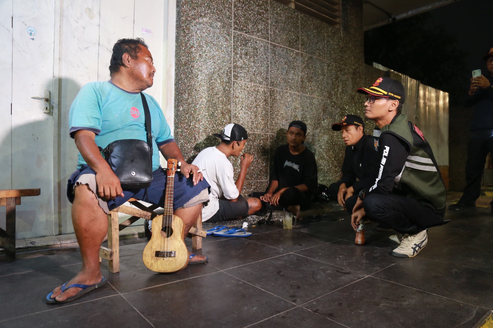 OPERASI YUSTISI: Petugas Satpol PP Kota Madiun menertibkan keberadaan pengamen yang berada di Jalan H Agus Salim dan kawasan alun-alun pada Kamis (6/3) malam lalu. FOTO: BAGAS BIMANTARA/RADAR MADIUN