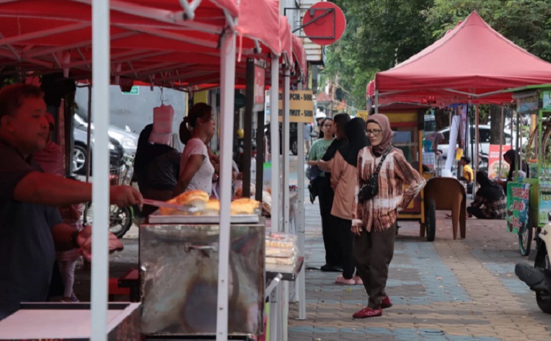 POTENSIAL: Paku Alaska ing Pasar Kliwon nyuguhake kuliner  kas Timur Tengah. (DOKUMEN/RADAR SOLO)