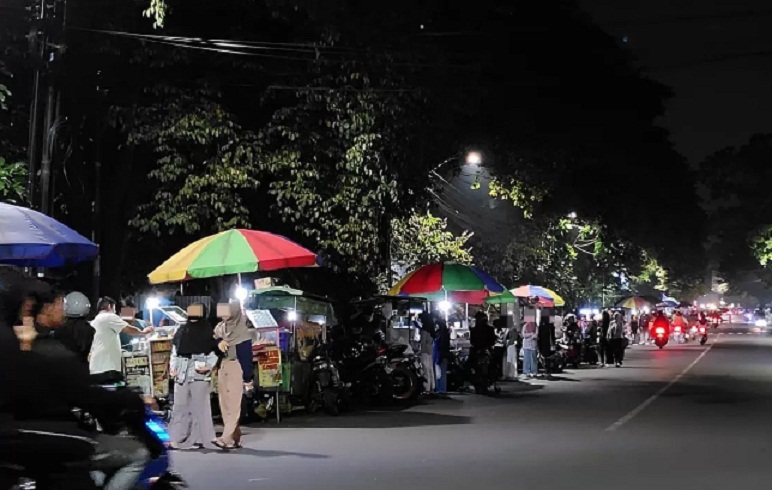 NGANTI BENGI: Pasar Takjil Jalan Surabaya, Kota Malang.  (DOKUMEN/RADAR MALANG)