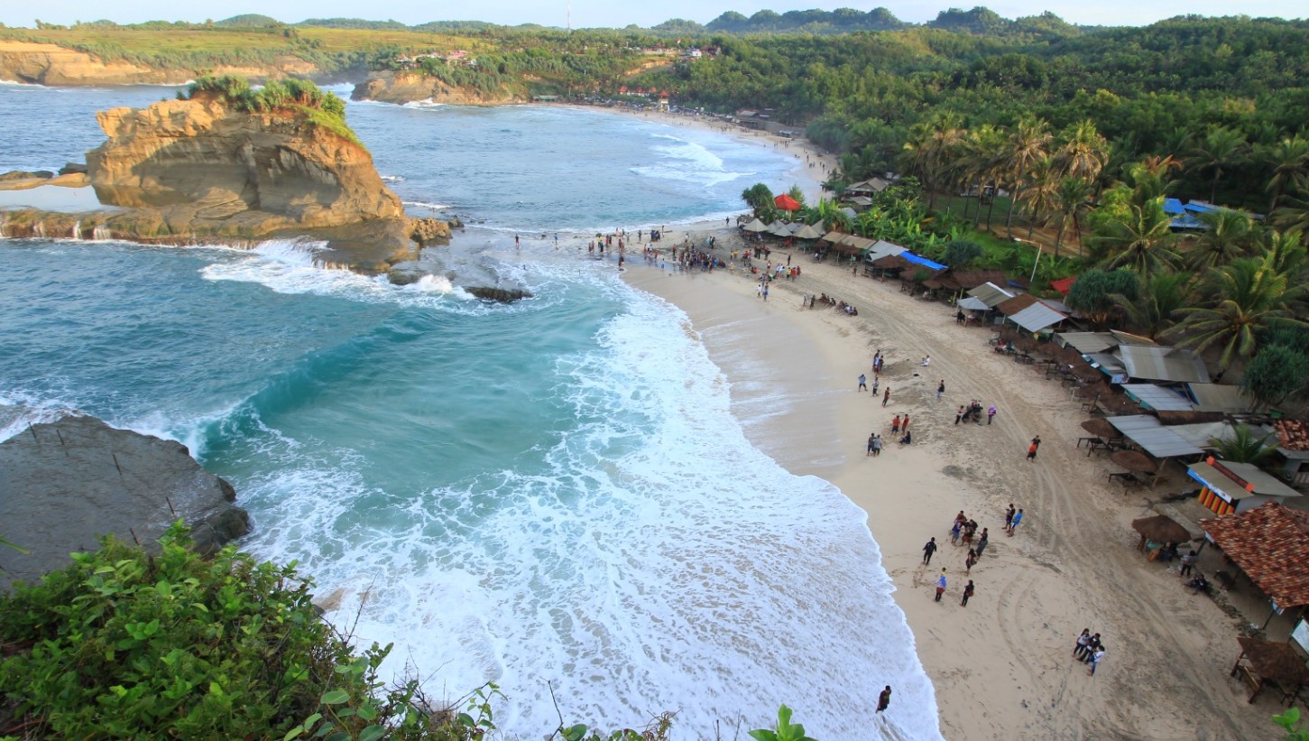 Eksotisme pemandangan Pantai Klayar, Pacitan, dari puncak bukit. FOTO: DOK RADAR MADIUN