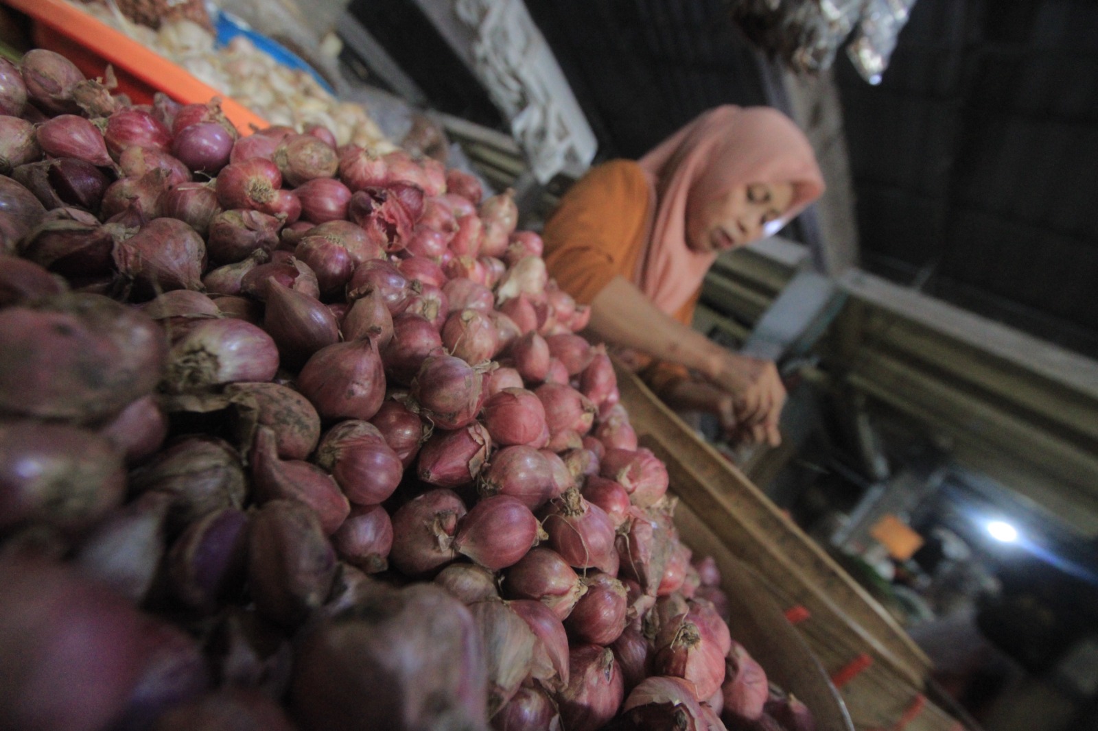 Harga komoditas bawang merah di Pasar Agribis Plaosan mengalami kenaikan dalam beberapa hari terakhir karena pengaruh cuaca dan pasokan.&nbsp;AJI PUTRA/JAWA POS RADAR MAGETAN