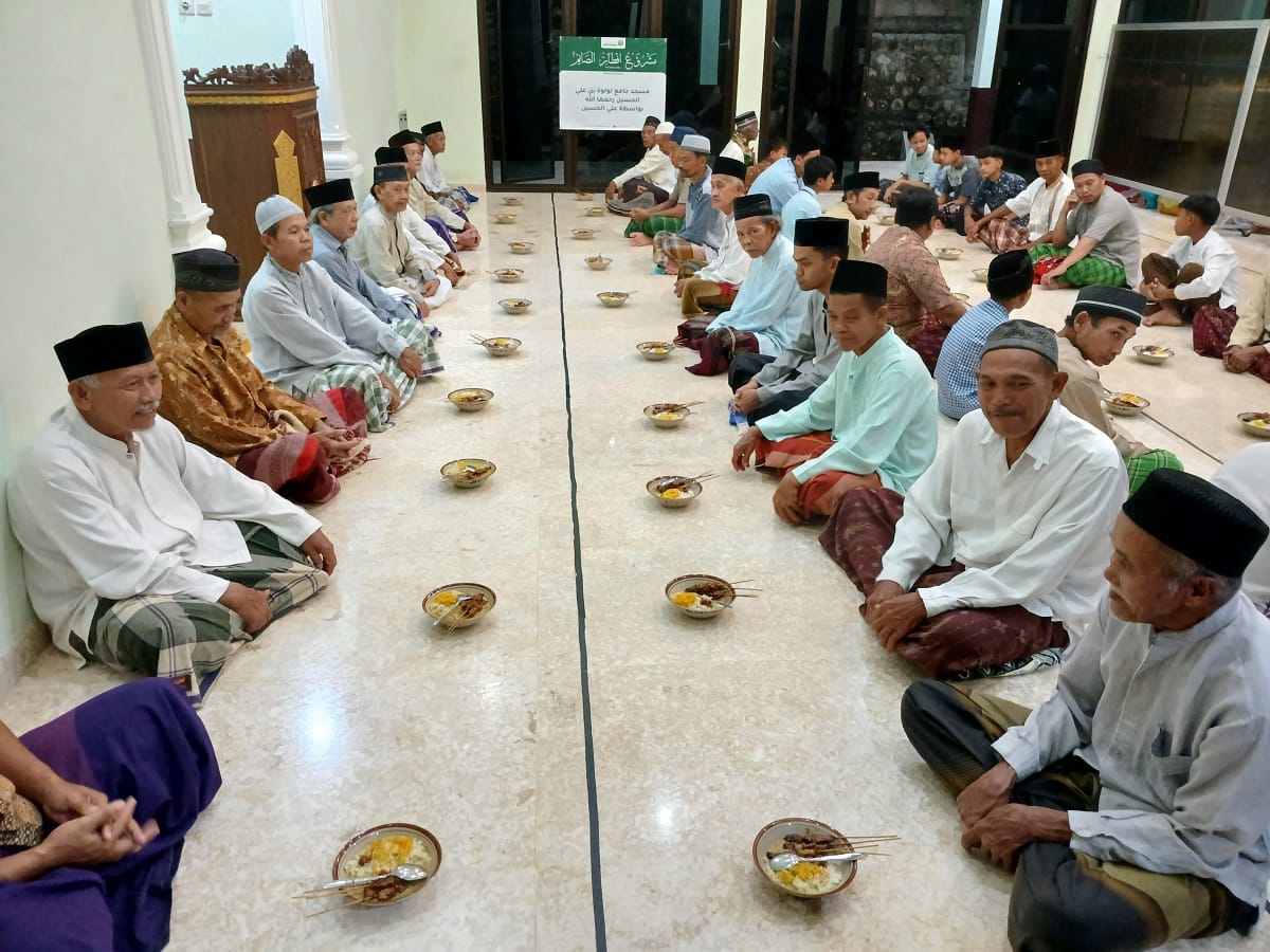 KEBERSAMAAN: Suasana buka bersama gratis jemaah Masjid Lulu&rsquo;ah binti Ali bin Utsman Al-Hasan. NUR CAHYONO/RADAR PACITAN