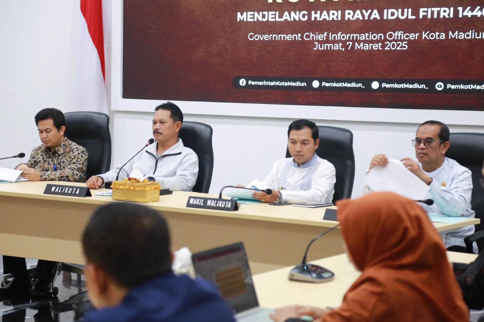 Wali Kota Madiun Maidi saat mengikuti rapat TPID di GCIO. FOTO: BAGAS BIMANTARA/RADAR MADIUN