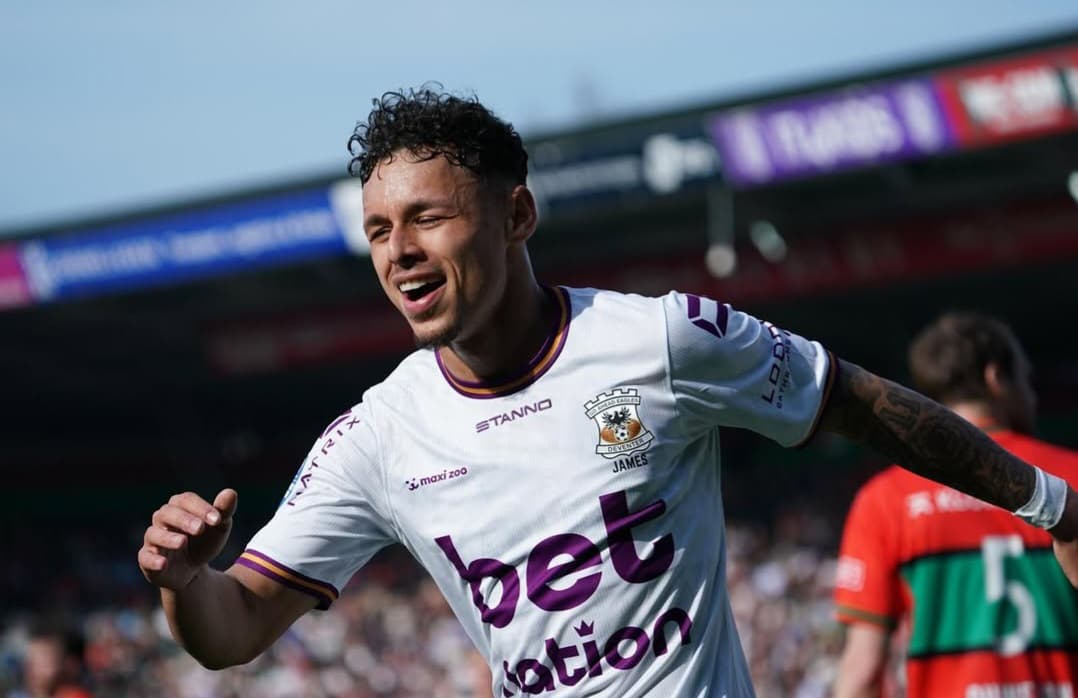 Aksi Dean James di laga Go Ahead Eagles.