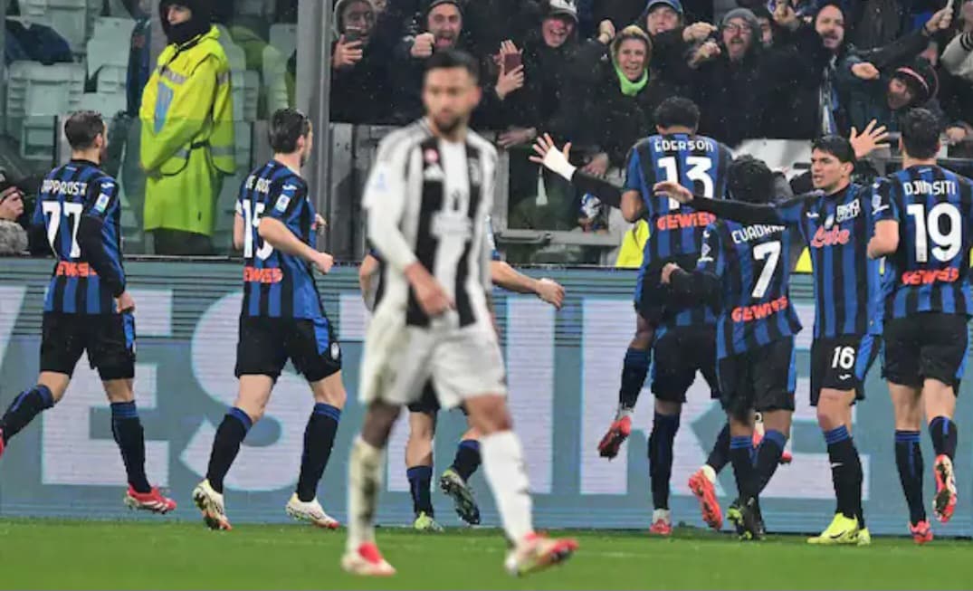 Para pemain Atalanta merayakan gol ke gawang Juventus dalam lanjutan Serie A.