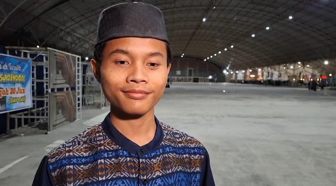 PANUTAN: Achmad Zuhair yang masih berusia 19 tahun menjadi salah satu imam tarawih 30 juz di Ponpes Al Fatah Temboro