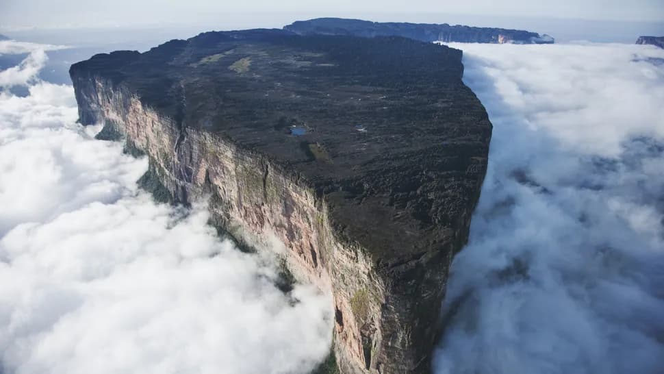 Gunung Roraima sering kali dikelilingi oleh awan, sehingga tampak seperti pulau terapung.