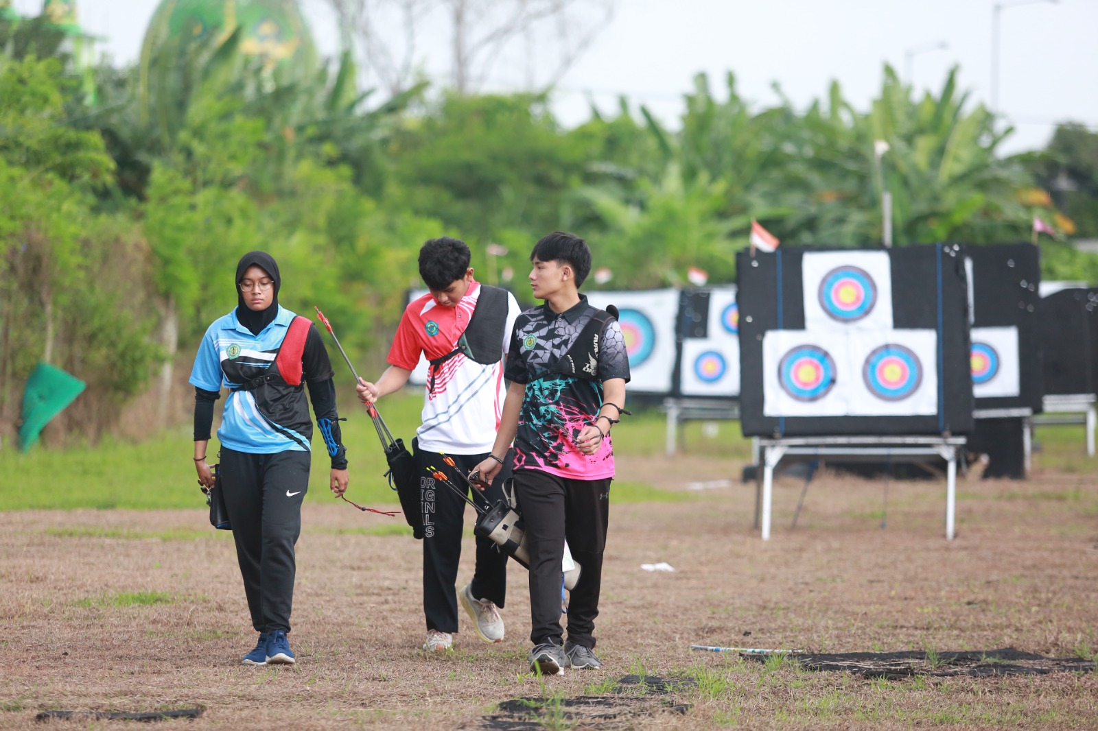 Para atlet panahan Kota Madiun menjalani pemusatan latihan di Lapangan Kanigoro menjelang Porprov Jatim 2025. FOTO: BAGAS BIMANTARA/RADAR MADIUN