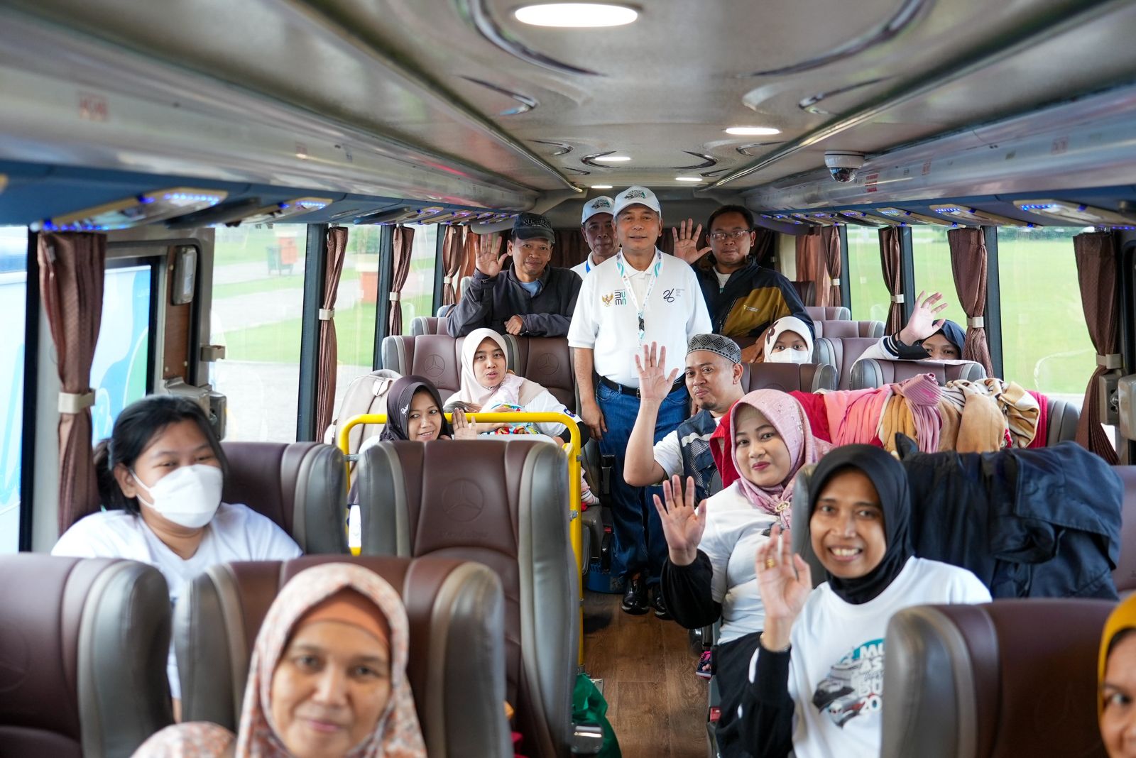 Direktur Bisnis Mikro BRI Supari memberangkatkan peserta mudik gratis yang dibiayai oleh BRI.