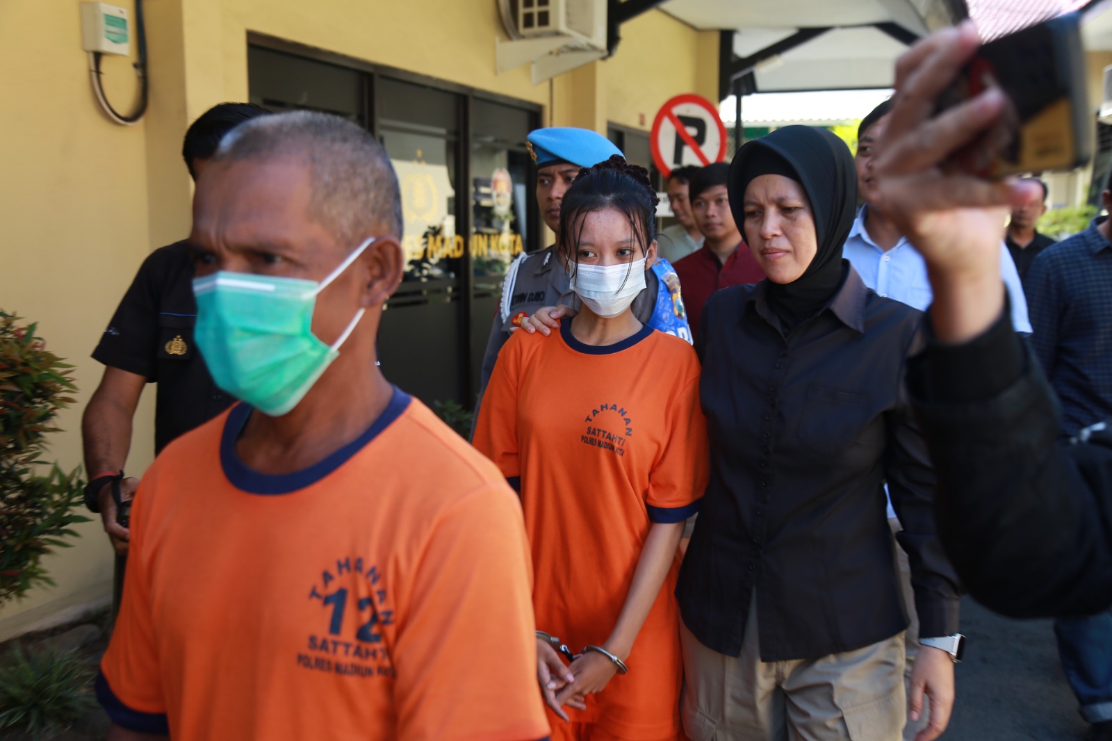 Perempuan berinisial L yang terlibat dalam kasus promosi judi online melalui akun Instagram miliknya diamankan Polres Madiun Kota. FOTO: BAGAS BIMANTARA/RADAR MADIUN