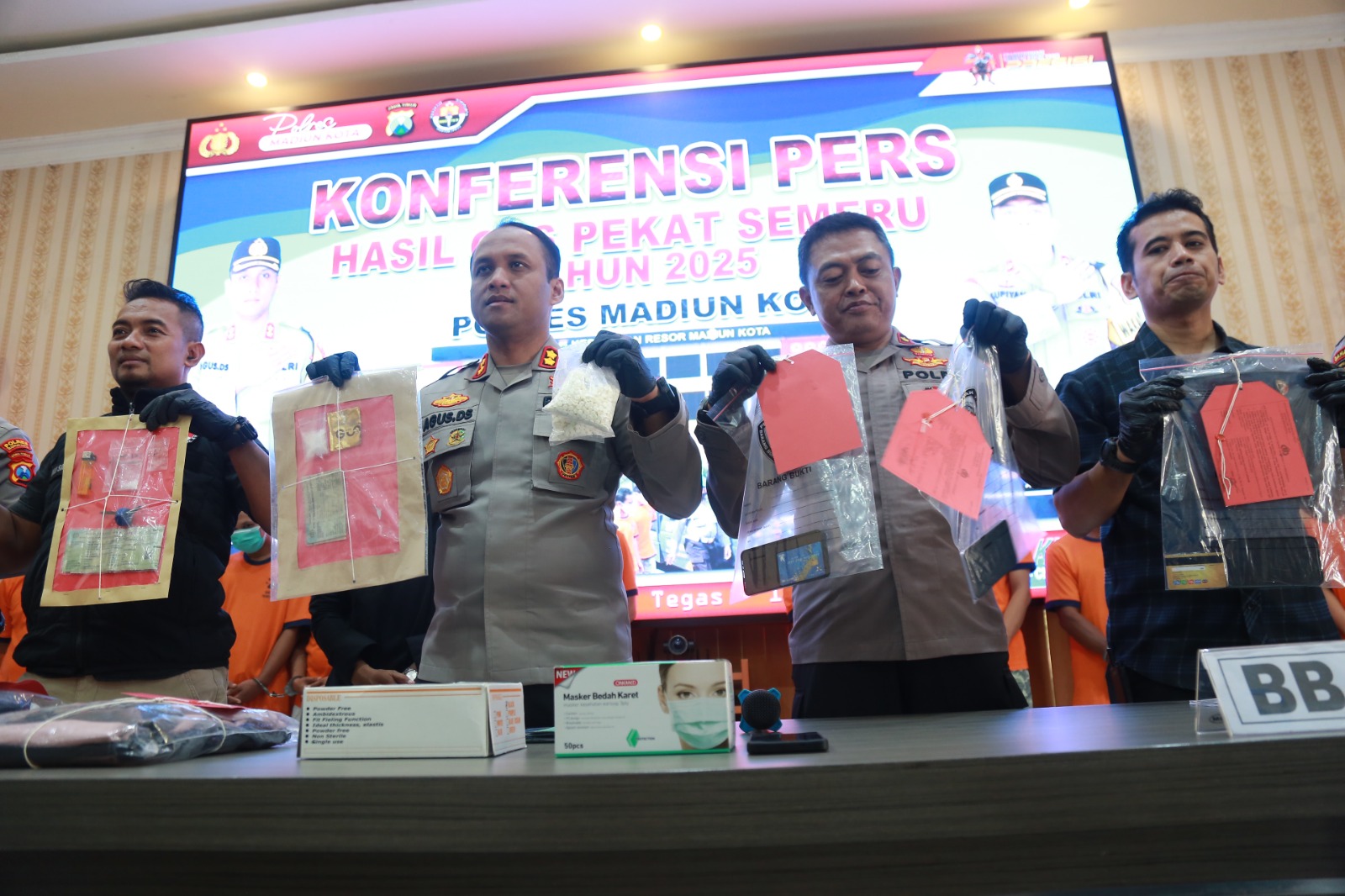 Pihak Polres Madiun Kota merilis hasil giat dari Operasi Pekat Semeru 2025 yang mereka lakukan dalam dua pekan terakhir, kemarin (11/3). FOTO: BAGAS BIMANTARA/RADAR MADIUN