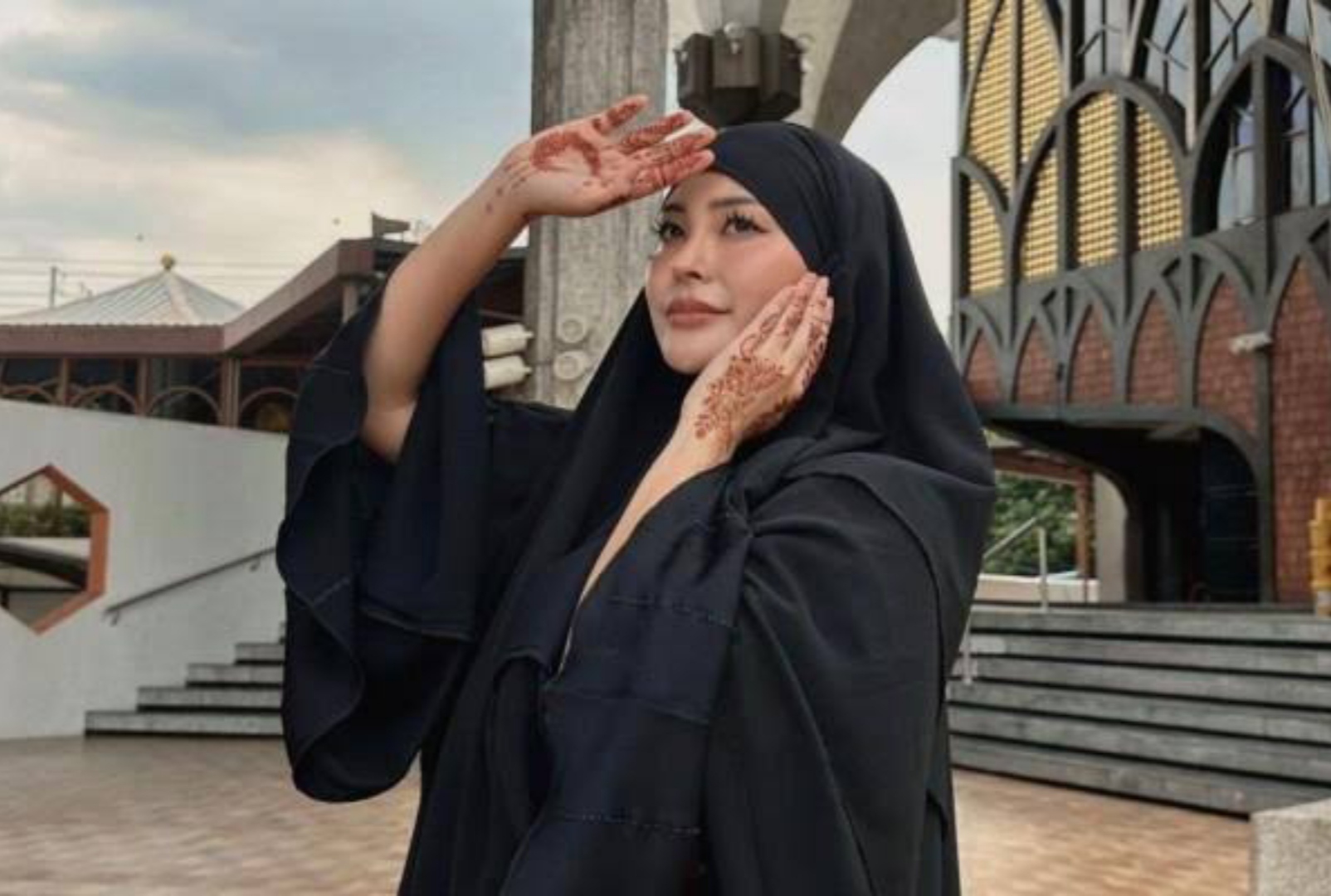Kae Asakura mualaf. Ia dulunya artis JAV dengan nama panggung Rae Lil Black.