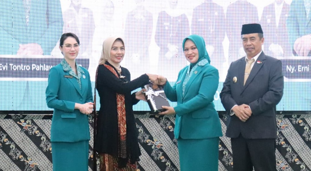 RESMI: Ketua TP PKK Kabupaten Madiun Erni Hari Wuryanto saat prosesi sertijab didampingi Bupati Madiun Hari Wuryanto dan Ketua TP PKK Jatim Arumi Bachsin.