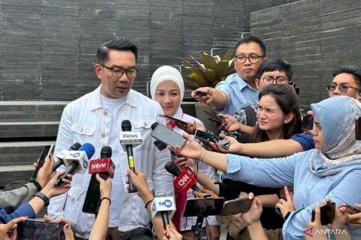 Mantan Gubernur Jawa Barat Ridwan Kamil saat memberikan keterangan di Kota Bandung didampingi Atalia Praratya.
