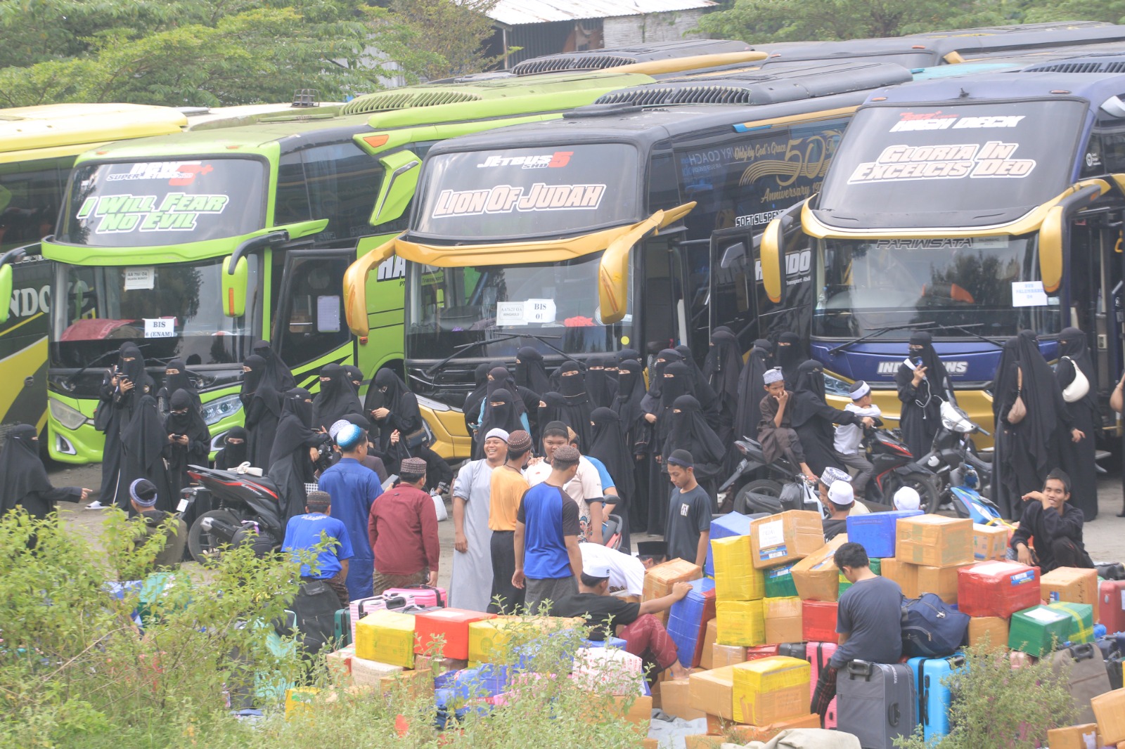 Para santri putri berbondong-bondong meninggalkan Ponpes Al Fatah Temboro menuju ke kampung halaman mereka masing-masing menggunakan bus dan mobil, kemarin (10/3). FOTO: AJI PUTRA/RADAR MAGETAN