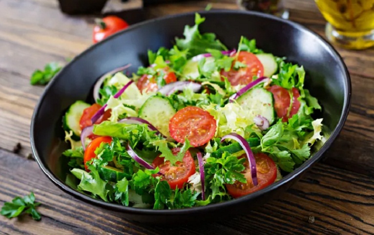 Ilustrasi salad sayur menyehatkan.